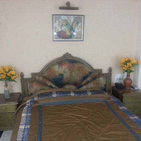 Hotel Sunshine Delhi  Buitenkant foto