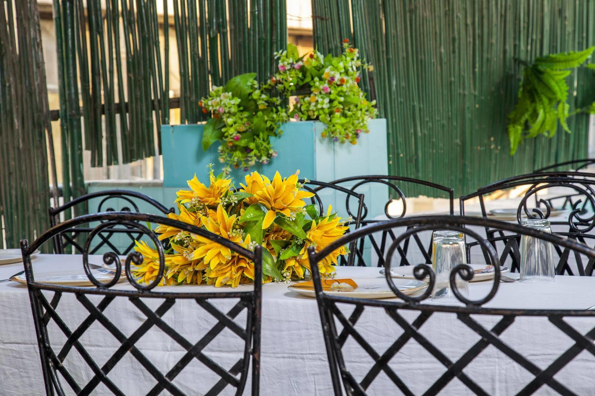 Hotel Sunshine Delhi  Buitenkant foto