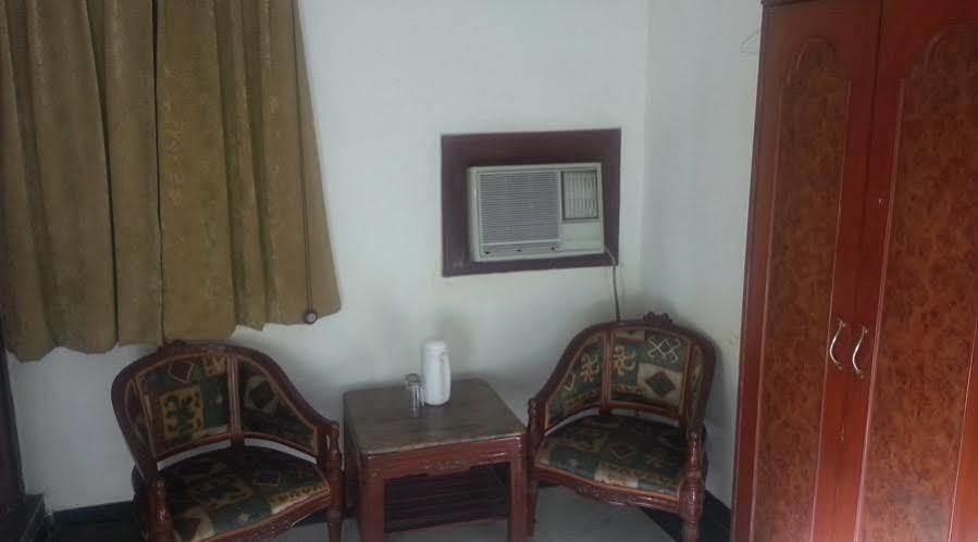 Hotel Sunshine Delhi  Buitenkant foto