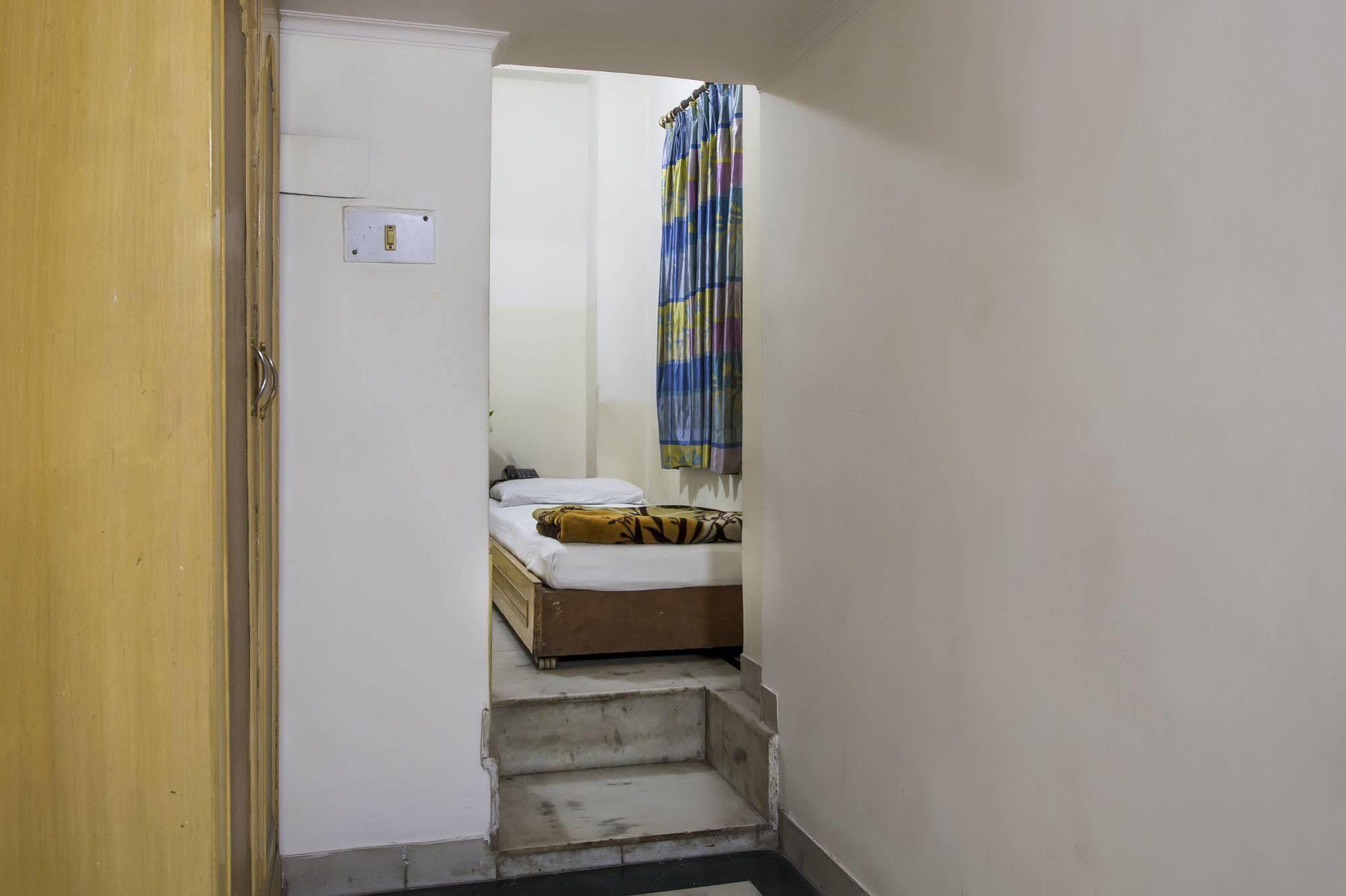 Hotel Sunshine Delhi  Buitenkant foto
