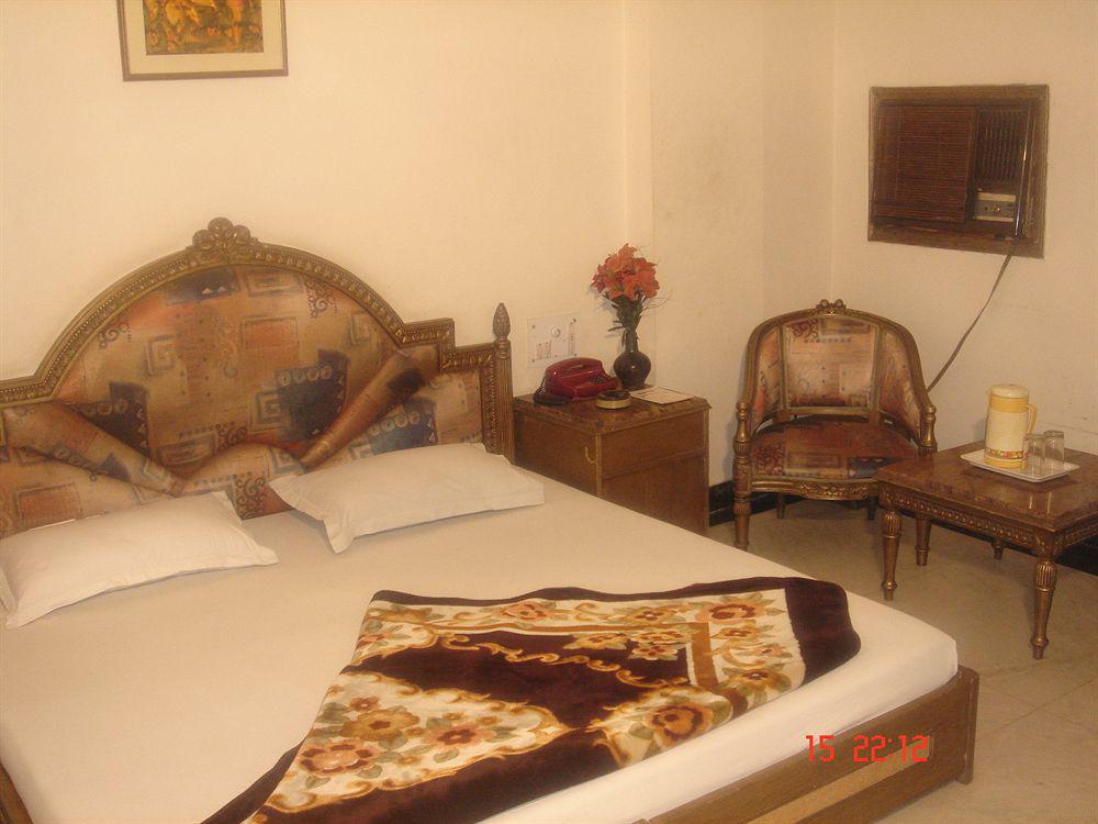 Hotel Sunshine Delhi  Buitenkant foto